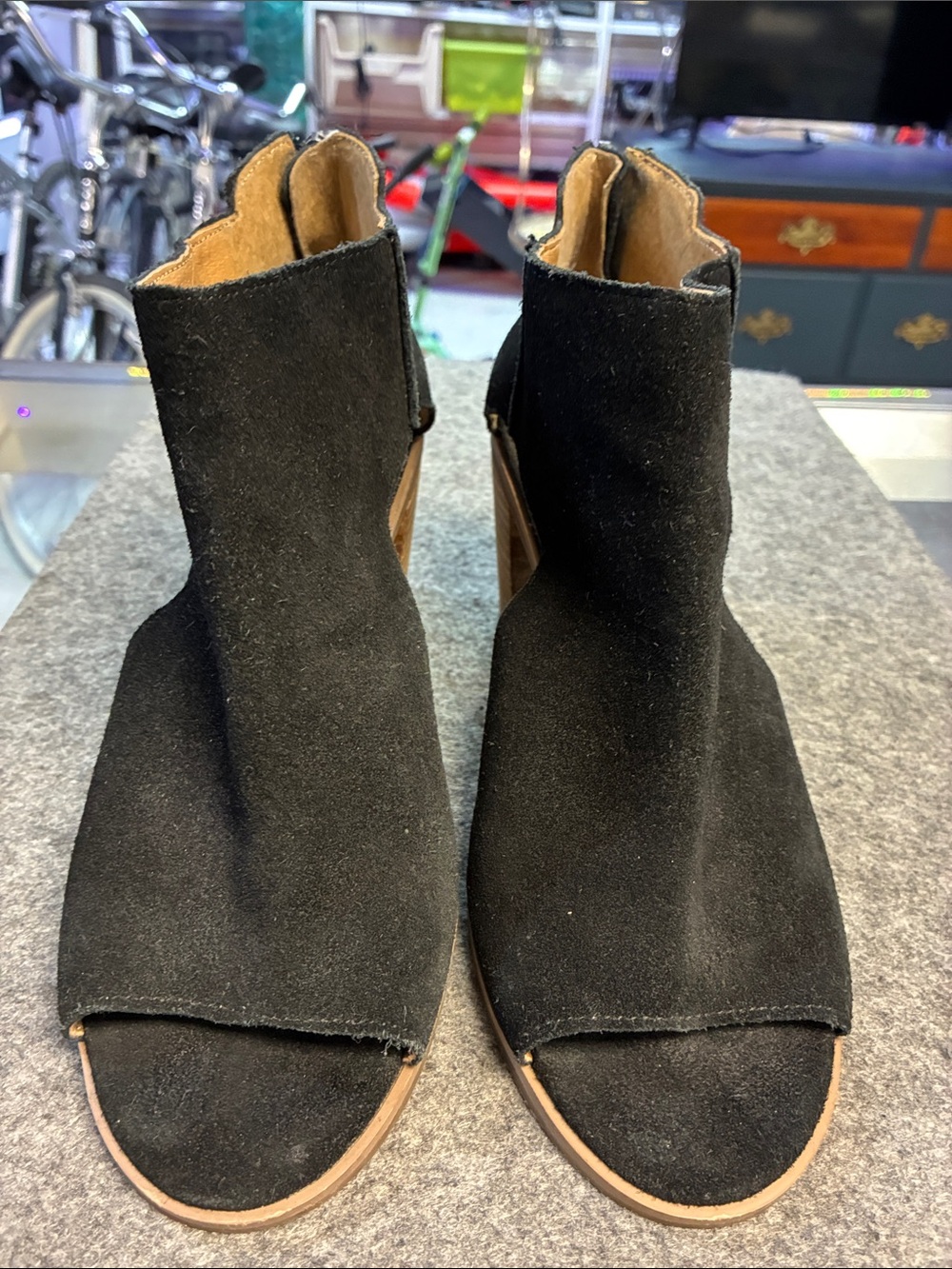 Lucky Brand Women's Black Suede Open-Toe Mule Clogs